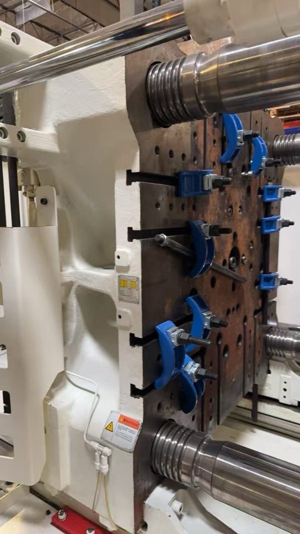 Plastic injection molding machine - Image 2